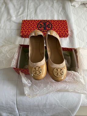 Tory Burch Beige/Tan Patent Leather Logo Ballet Flats